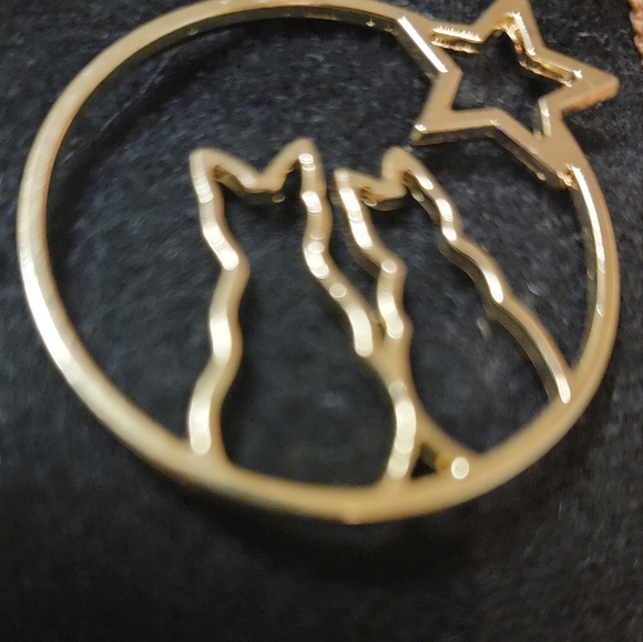 Cat and Star gold tone circular dangle earrings. - Picture 2 of 4